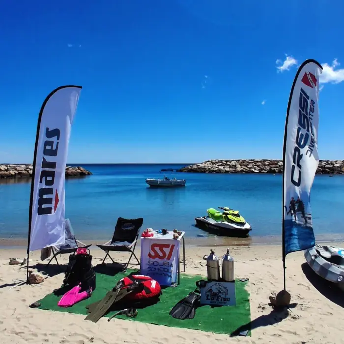 Material de buceo preparado en la playa del puerto, junto al agua